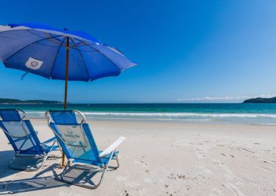 as cadeiras na praia e o guarda-sol são um convite para curtir as praias de bombinhas