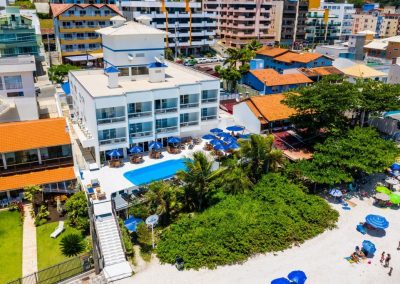 Bombinhas blue Suítes, um hotel na beira mar de bombinhas sc, com vista aérea, mostrando piscina e sacadas dos apartamentos