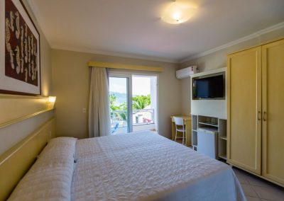 Cotações para suítes - cama fofinha e macia, quartos amplos e arejados são alguns dos detalhes do hotel na beira da praia em bombinhas SC