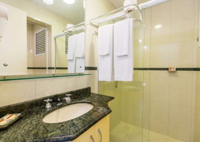 banheiro no quarto, toalhas fofinhas e água quentinha para relaxar depois de um dia de praia em bombinhas
